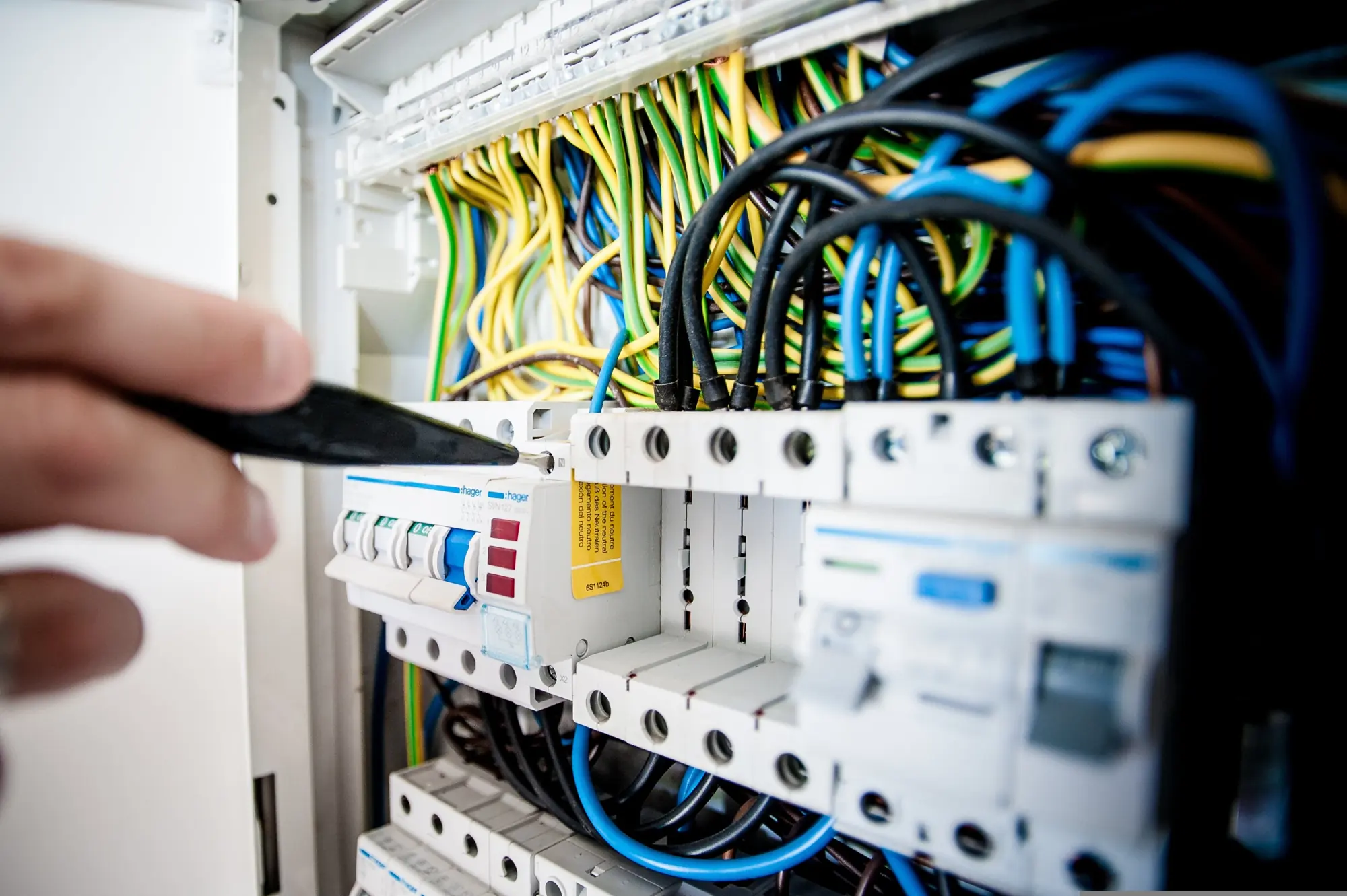 Elektryk sprawdza rozdzielnicę elektryczną